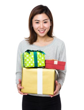 gri süveterli Asyalı genç kadın