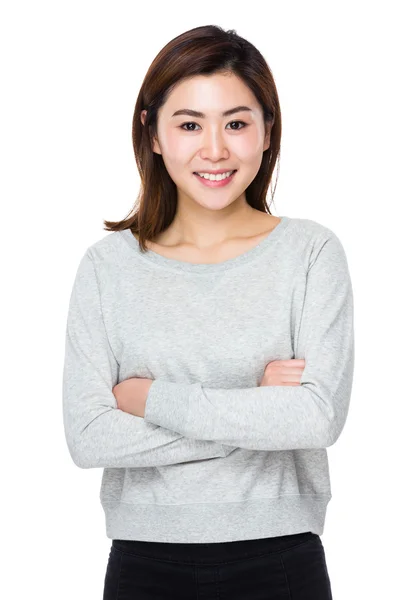 Asiatische junge Frau im grauen Pullover — Stockfoto