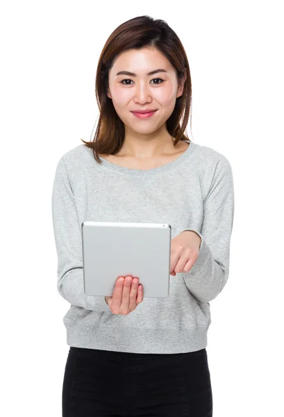 Asiatische junge Frau im grauen Pullover — Stockfoto