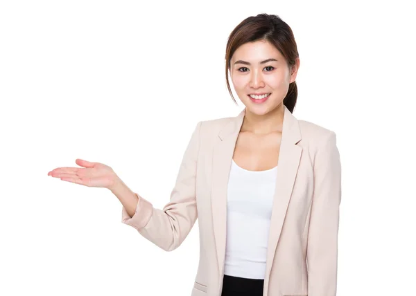 Junge asiatische Geschäftsfrau in Business-Anzug — Stockfoto