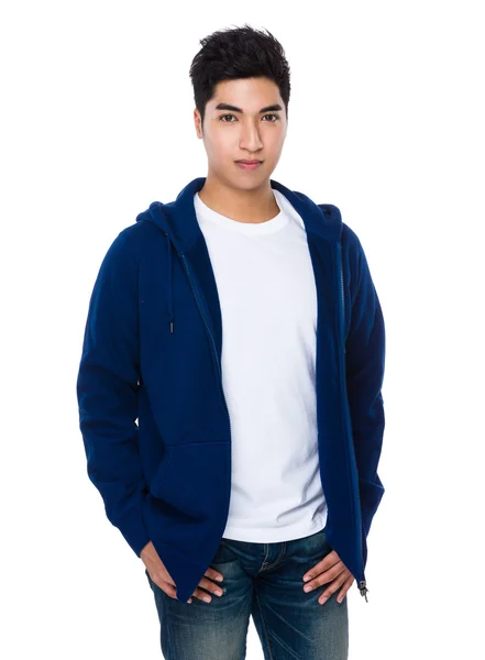 Ung asiatisk man i blå tröja — Stockfoto