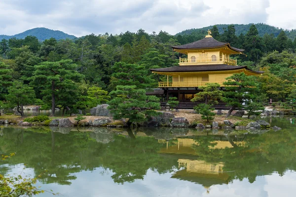 Het gouden paviljoen in Kyoto — Stockfoto