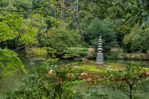 Linternas japonesas en el jardín — Foto de Stock