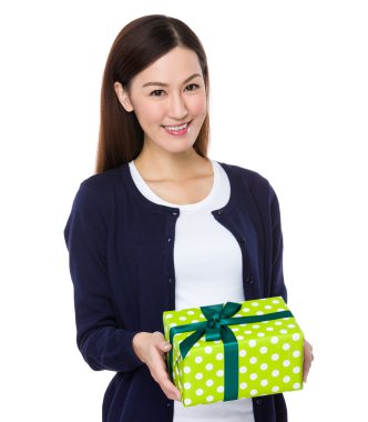 Asya genç kadın mavi hırka