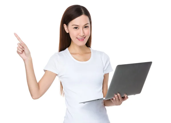 Mujer joven asiática en camiseta blanca — Foto de Stock