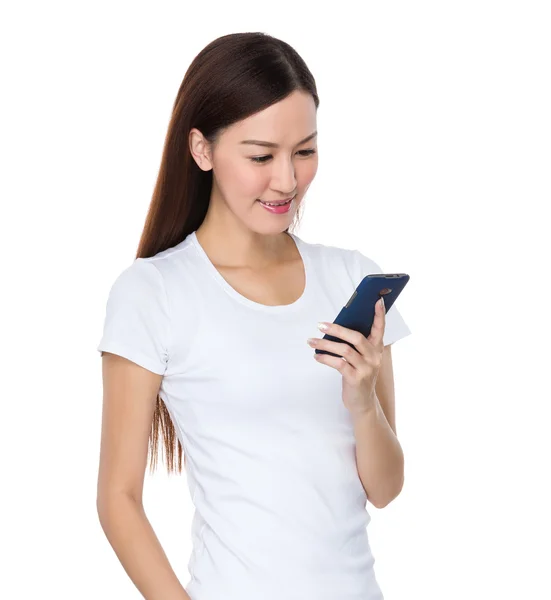 Asiatische junge Frau im weißen T-Shirt — Stockfoto