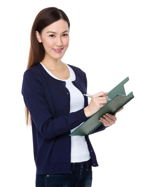 Aziatische jonge vrouw in blauwe vest — Stockfoto