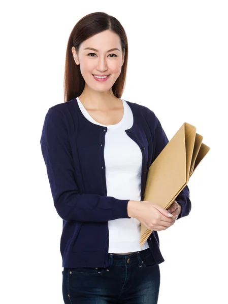 Asiatische junge Frau in blauer Strickjacke — Stockfoto