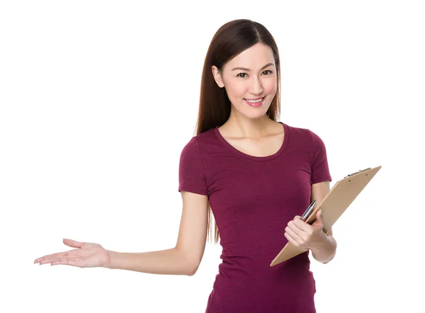 Asiática joven mujer en rojo camiseta — Foto de Stock