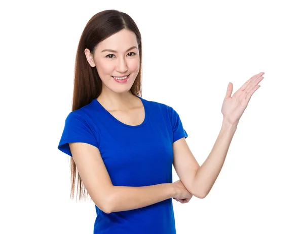 Asiatische junge Frau im blauen T-Shirt — Stockfoto