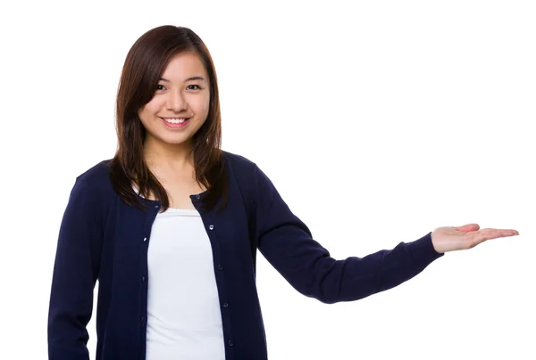 Asiática joven mujer en azul cárdigan — Foto de Stock