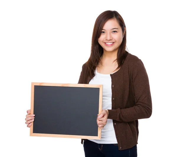 Asiatische junge Frau in brauner Strickjacke — Stockfoto