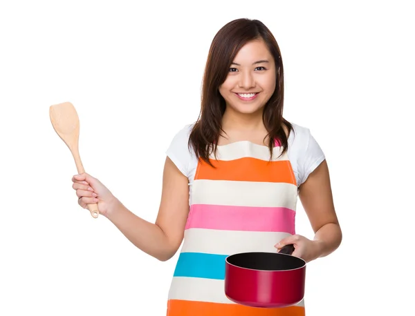 Huisvrouw gebruik van de pan en houten pollepel — Stockfoto