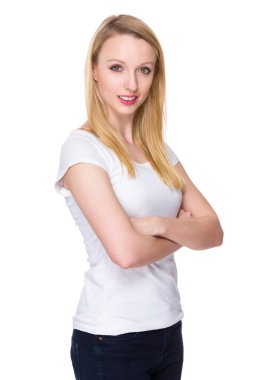 Beyaz t-shirt beyaz genç kadın