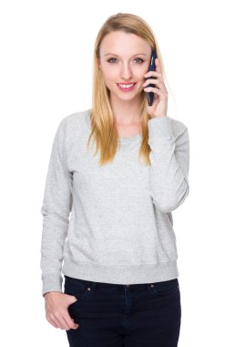 gri süveterli Kafkas genç kadın