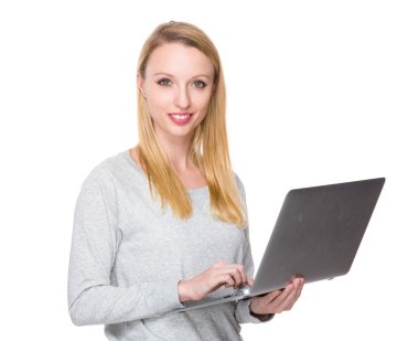 gri süveterli Kafkas genç kadın