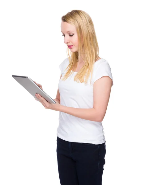 Branco jovem mulher no branco t-shirt — Fotografia de Stock