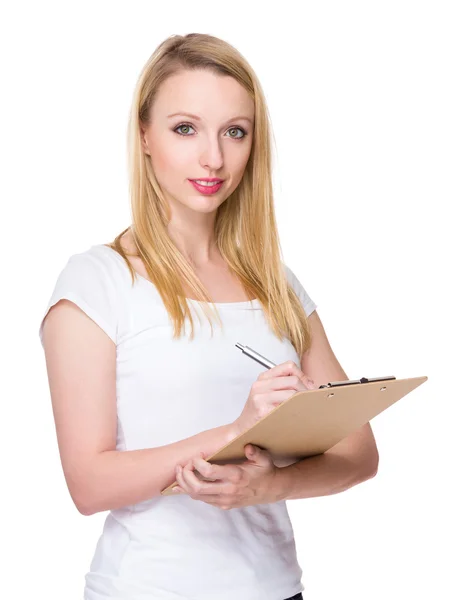 Kaukasische junge Frau im weißen T-Shirt — Stockfoto