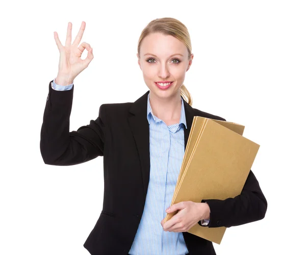 Joven mujer de negocios caucásica en traje de negocios — Foto de Stock