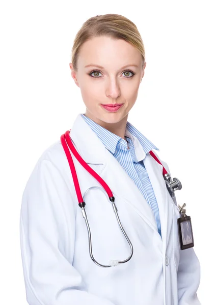 Jovem médico feminino em casaco branco — Fotografia de Stock