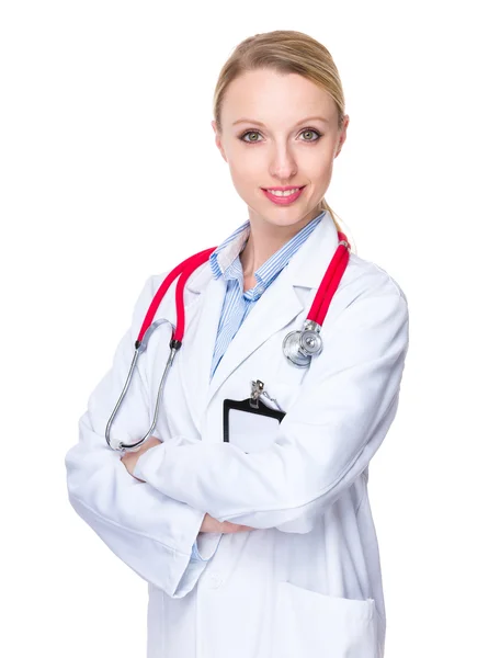 Jeune femme médecin en manteau blanc — Photo