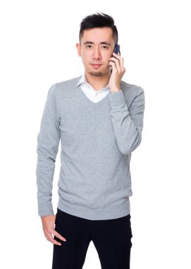 Genç Asyalı işadamı gri süveterli