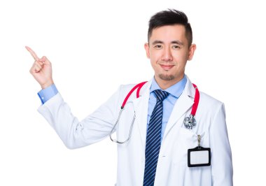 Asyalı erkek doktor beyaz ceket