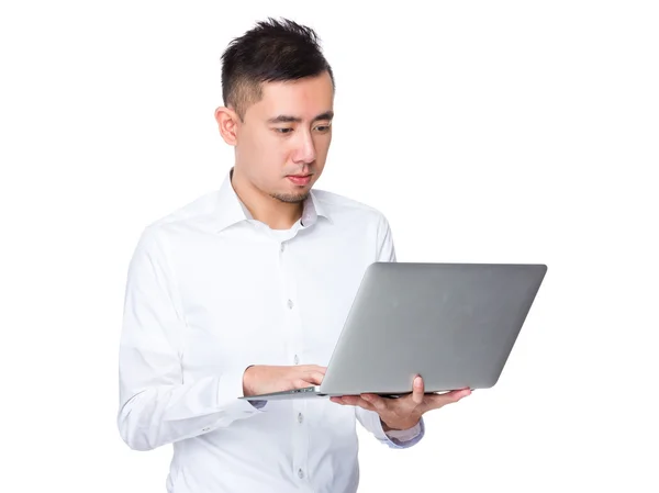Jonge Aziatische zakenman in wit overhemd — Stockfoto