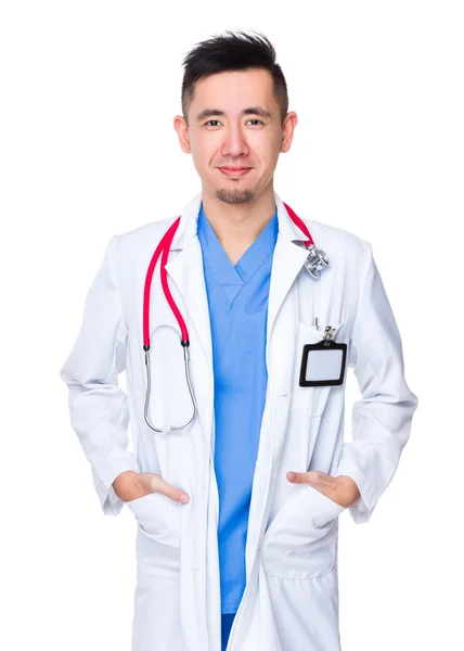 Asiatique mâle docteur en blanc manteau — Photo