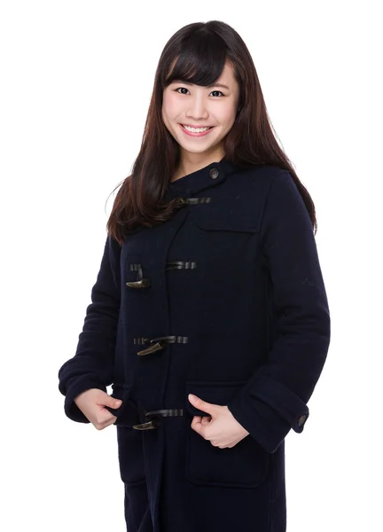 Asijská dívka v černém kabátě — Stock fotografie