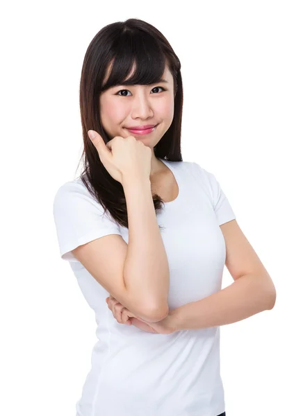 Asiatische junge Frau im weißen T-Shirt — Stockfoto