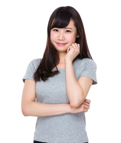 Aziatische jonge vrouw in grijs t-shirt — Stockfoto