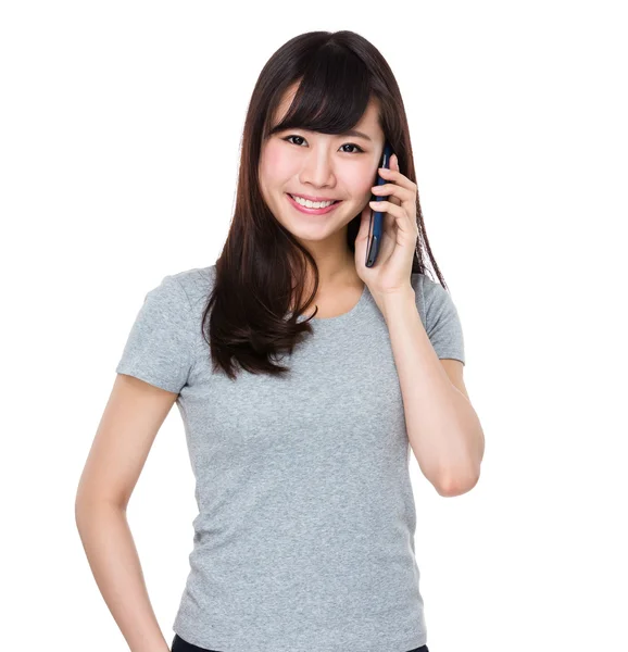 Asiatische junge Frau im grauen T-Shirt — Stockfoto