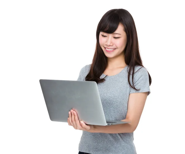 Mujer joven asiática en camiseta gris —  Fotos de Stock