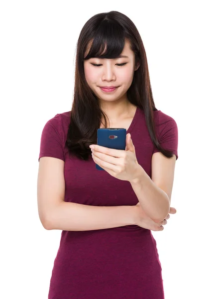 Asiática joven mujer en rojo camiseta — Foto de Stock