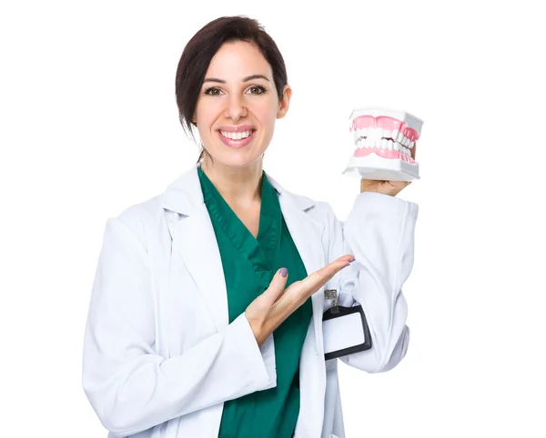 Молодая женщина врач в белом халате — стоковое фото