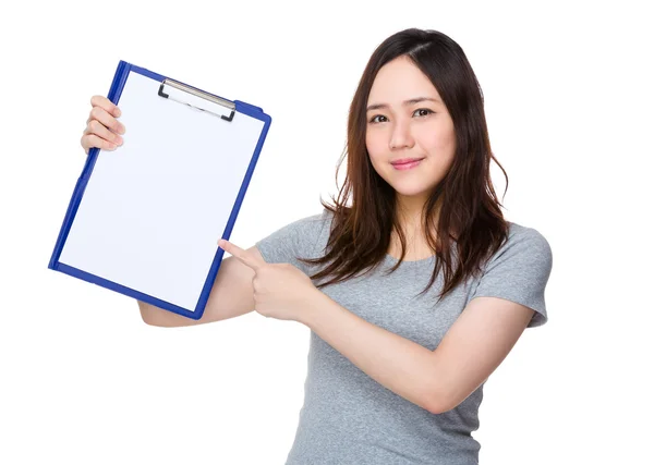 Young woman show the clipboard — Stock Photo, Image