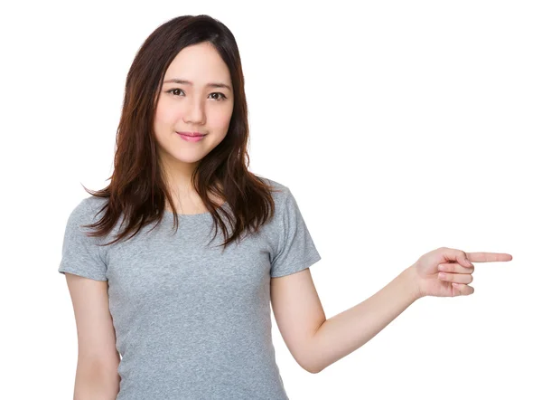 Mujer mostrando dedo a un lado — Foto de Stock