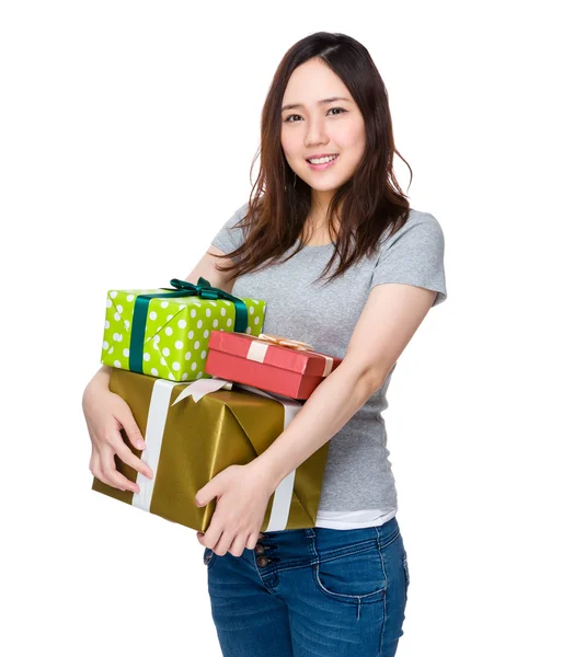 Mulher com muitas caixas de presente — Fotografia de Stock