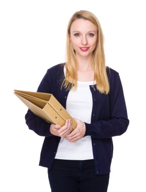 Mavi hırka beyaz genç kadın