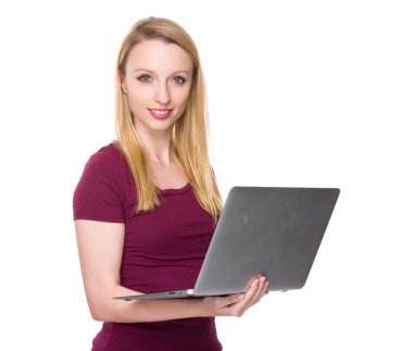 kırmızı t-shirt beyaz genç kadın