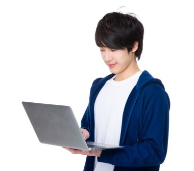 Mavi kazaklı Asya genç adam