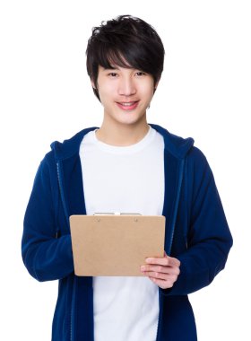 Mavi kazaklı Asya genç adam