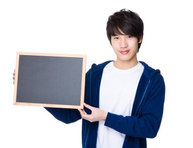 Mavi kazaklı Asya genç adam