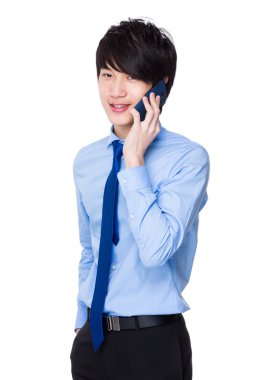 Mavi gömlekli genç Asyalı işadamı