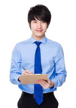 Mavi gömlekli genç Asyalı işadamı