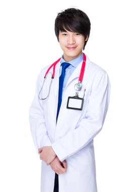Asyalı erkek doktor beyaz ceket