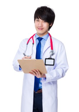 Asyalı erkek doktor beyaz ceket