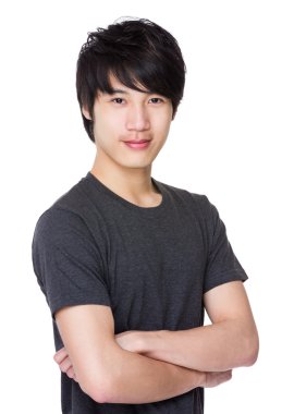 Asya genç adam gri t-shirt