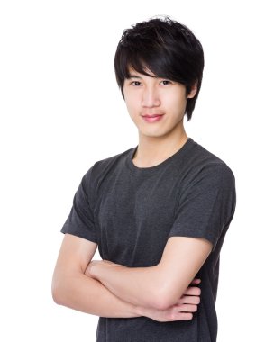 Asya genç adam gri t-shirt